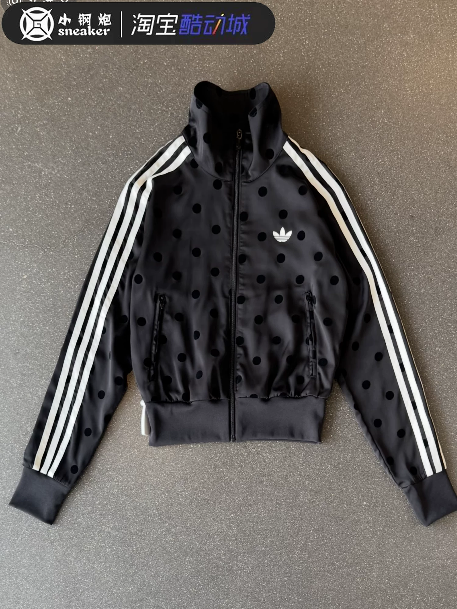 Трикотажный костюм Adidas: куртка и брюки в горох, повседневный спортивный стиль, размеры XS–XL