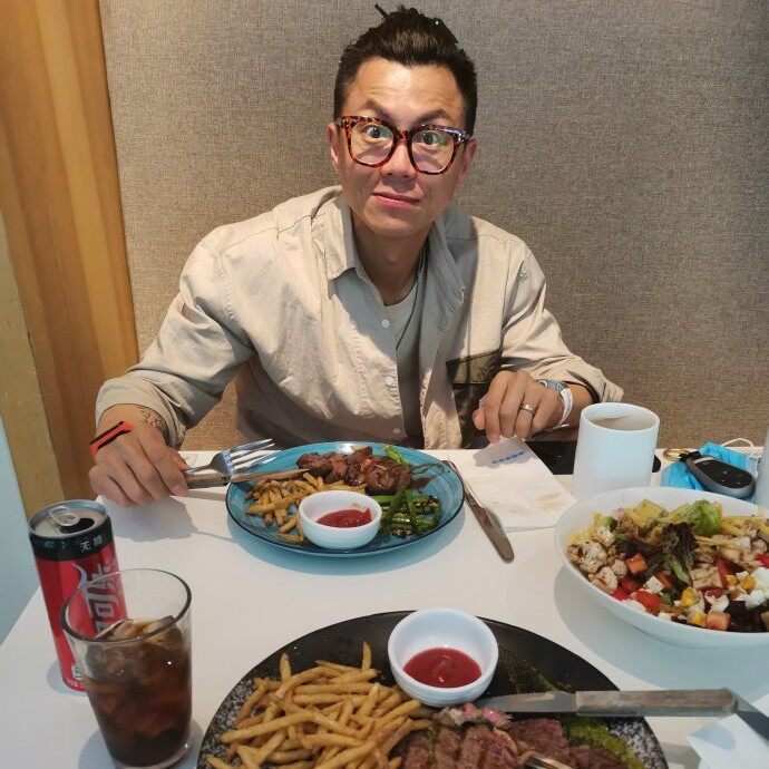 (Ropera Cooperative) Spring new pure Thronic Arc Downswing Personality Loose Long Sleeve Shirt Two-Color Entrance