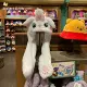 Мэри кошка сжимает ее уши и перемещает шляпу