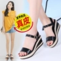 Mùa hè 2018 dốc mới với đôi sandal đế dày tăng thêm thời trang Hàn Quốc phiên bản Hàn Quốc của giày da đế mềm chống trơn trượt sandal shondo