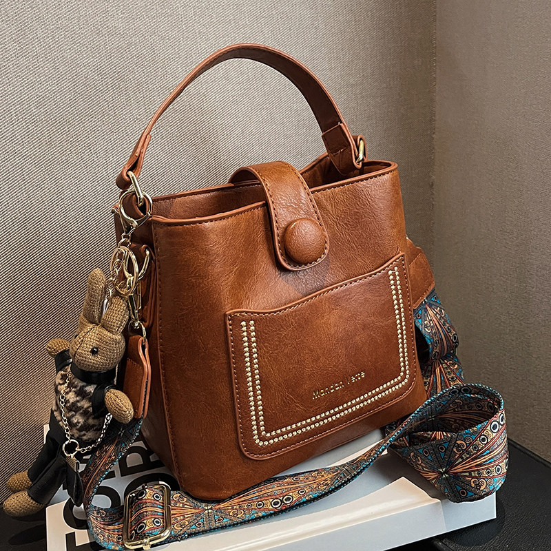 Ретро высококачественная сумка женская 2025 super fire Корейская модная сумка-мессенджер на одно плечо нишевого дизайна, портативная сумка-ведро