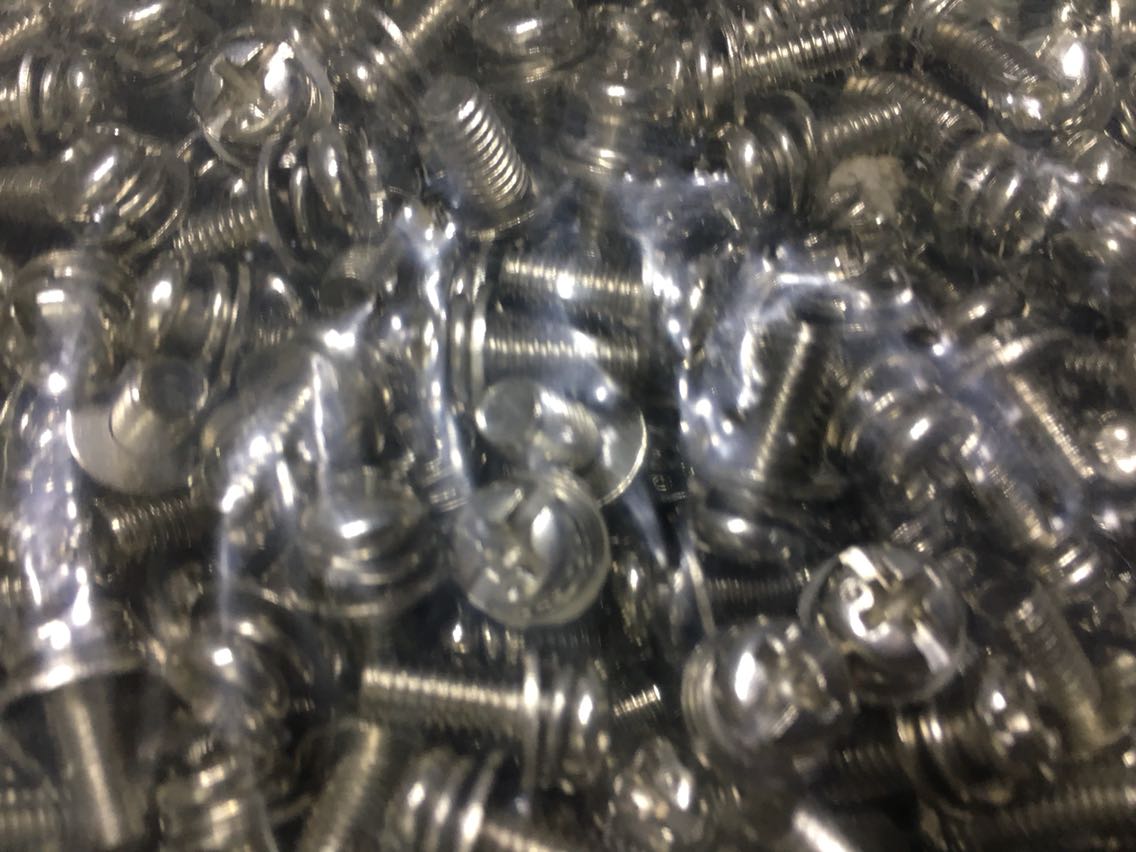 The three-piece set combination screw M5 x 12 iron-plated nickel fastening screws come with bullet pads and cushions