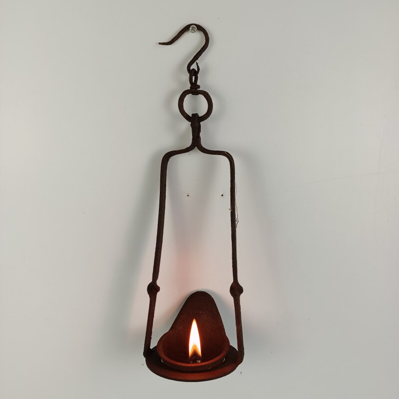 Old Oil Lamps, Palace Lanterns, Iron Lanterns, Hanging Lanterns, Old Objects, Ornaments, Folk Customs, Retro, Nostalgic Collections, Film and Television Photography Props Old Oil Lamps, Palace Lanterns, Iron Lanterns, Hanging Lanterns, Old Objects, Ornaments, Folk Customs, Retro, Nostalgic Collections, Film and Television Photography Props