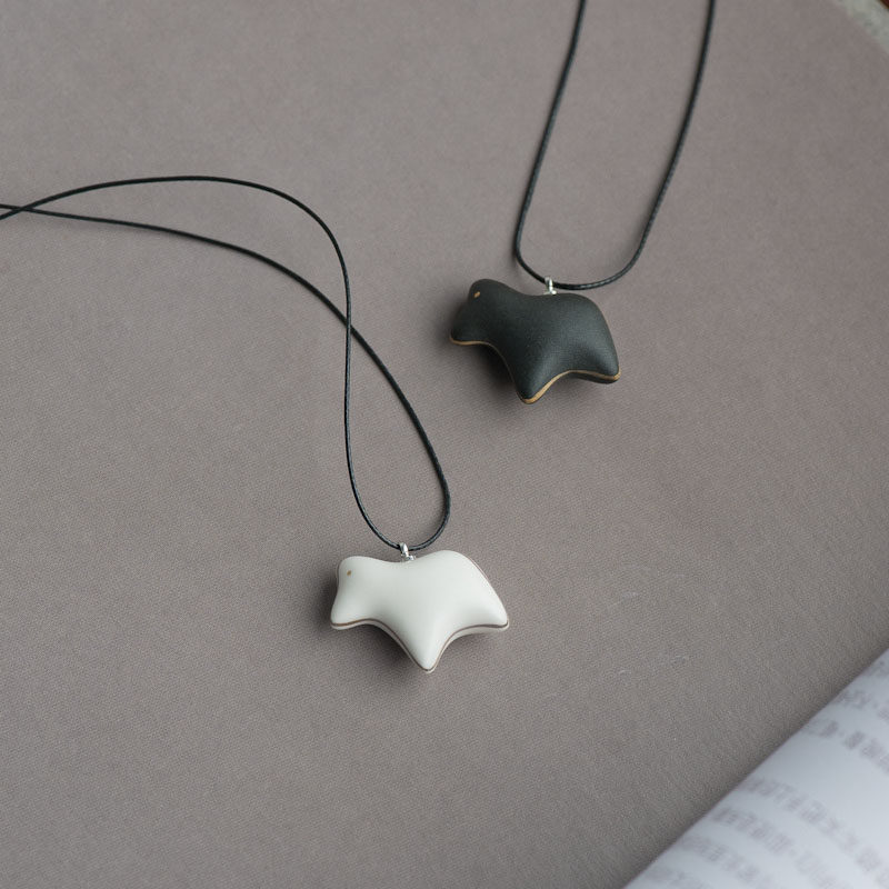 A couple's necklace a young girl's kleck chain fresh black and white pony pendant for a simple Valentine's Day