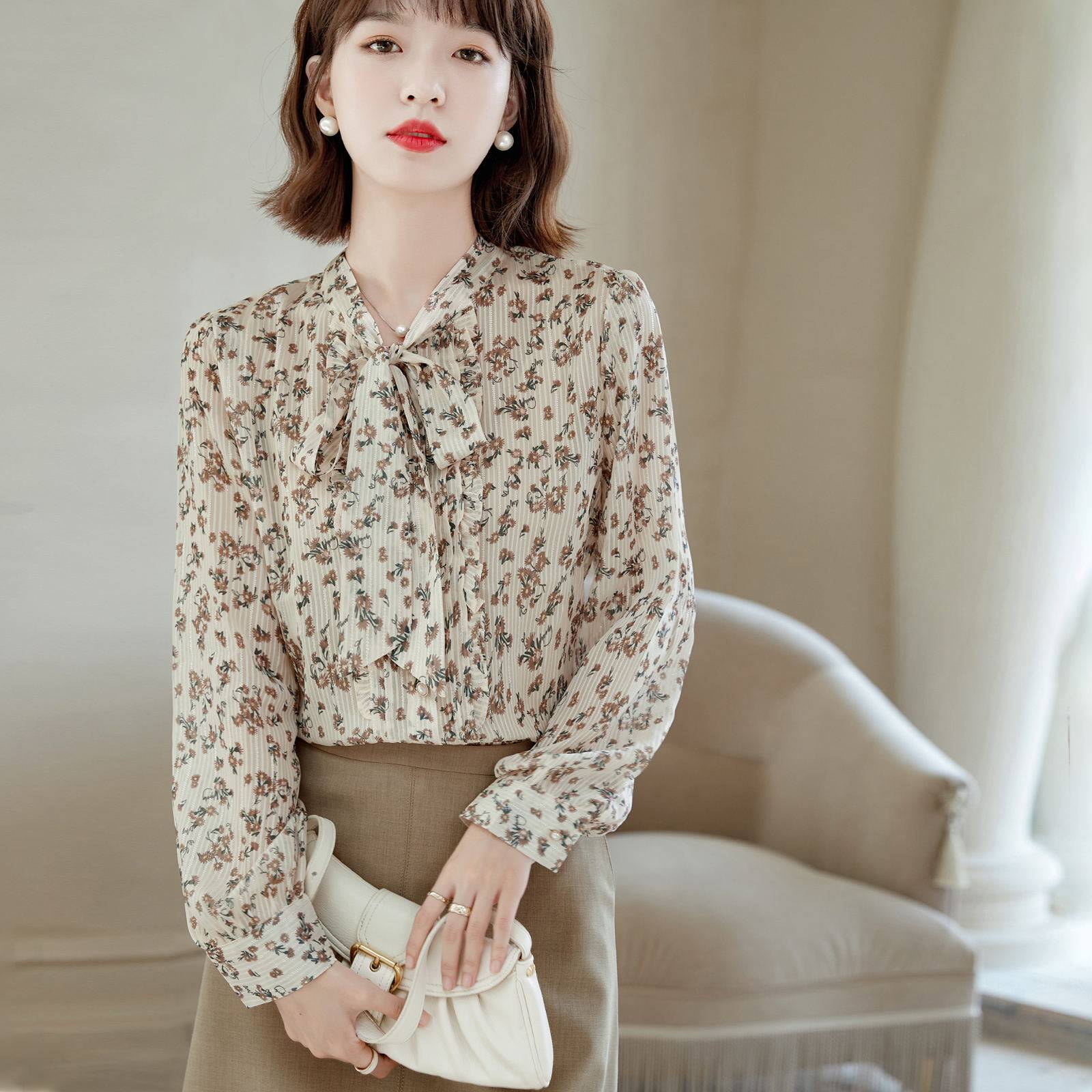 Retro tone feeling elegant and soft ~ 2022 autumn and spring new neckline lace design slim floral shirt women