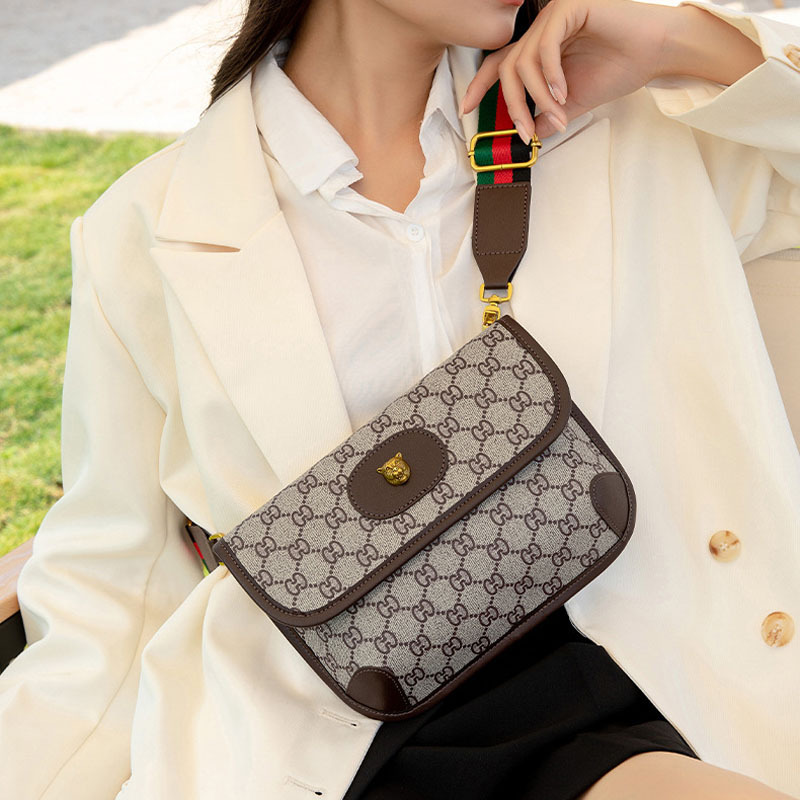 Hong Kong Brand Alternative Tiger Head Bag for Women, Genuine Leather Single Shoulder Crossbody Bag with Wide Shoulder Strap, Chest Bag with Printed Envelope Design, Popular Style Hong Kong Brand Alternative Tiger Head Bag for Women, Genuine Leather Single Shoulder Crossbody Bag with Wide Shoulder Strap, Chest Bag with Printed Envelope Design, Popular Style