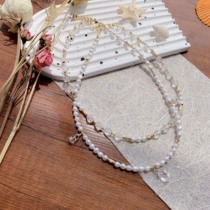 Tisheng wears two stacked natural white crystal Baroque pearl necklaces that can be disassembled separately.