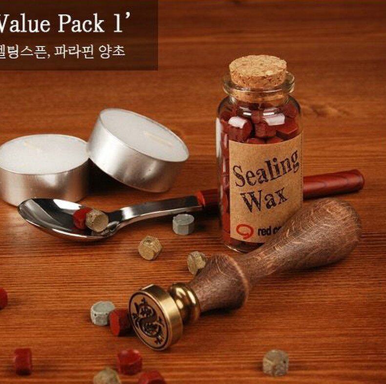 Vintage fire paint fancy English letter seal seal Wooden handle Copper round envelope seal wax seal