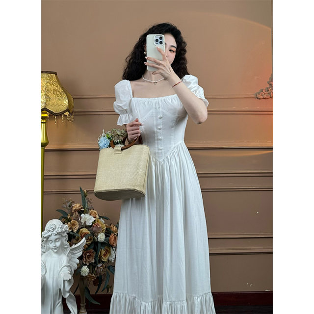 Mrs. Xiao's white French short-sleeved retro dress with slim waist and long skirt splicing