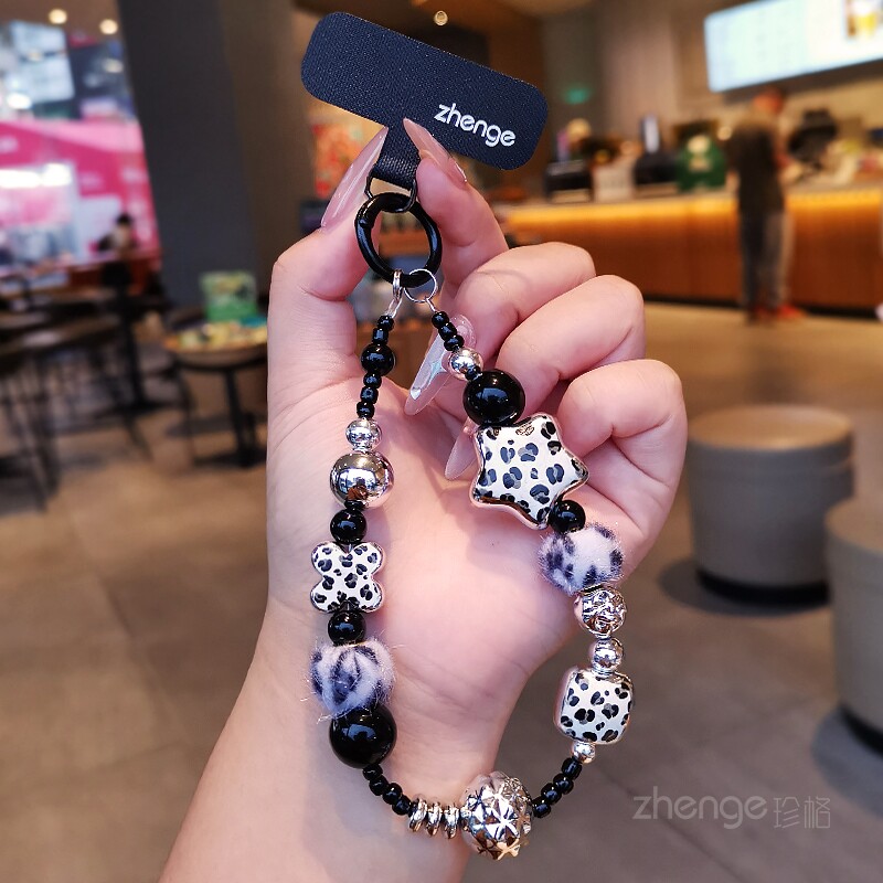 Short mobile phone lanyard, wrist strap, leopard print, pom-pom, star beaded chain, fashionable and trendy outdoor handbag, sturdy case.