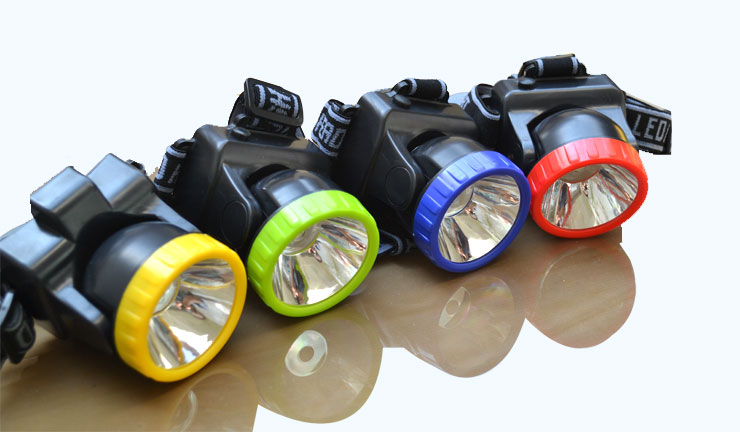 Góc rộng 5W LED đèn pha mạnh 3 AA5 tầm xa siêu ánh sáng ngoài trời chiếu sáng nhà máy bán buôn đèn pin ánh sáng vàng