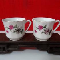 A pair of old tea cups with cultural revolution chrysanthemum pictures double-sided printing white porcelain cups nostalgic collection of antiques and curios full product real photos