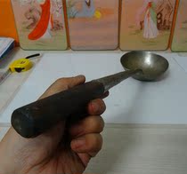 Old soup spoon Cultural Revolution thick aluminum forged and long take the large spoon Ancient Park Folk nostalgic collection Swing Piece Movie Props Physical Photos
