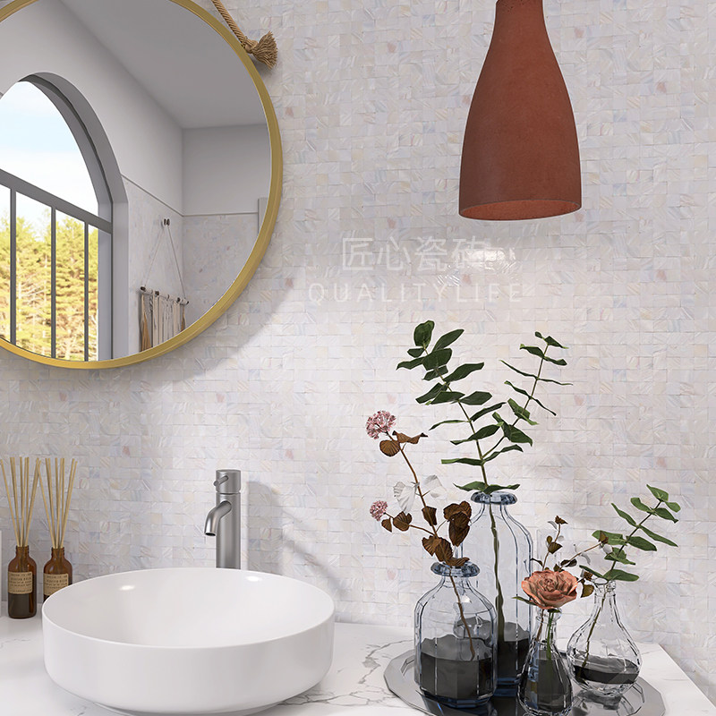 2026流行趋势：如何选择白色仿贝壳马赛克瓷砖打造梦幻水晶吧台？