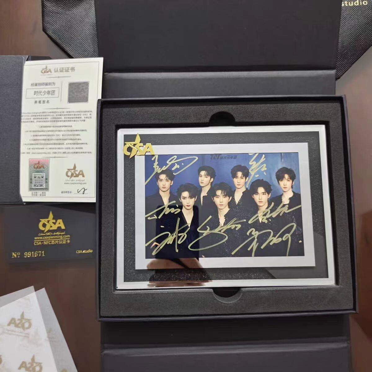 Teens in Times (TNT) メンバーのサイン入り写真があしらわれた公式正規品。証明書付きで本物であることが保証されており、高級ギフトボックス入り。コレクターズアイテムとしても、ギフトとしても最適です。