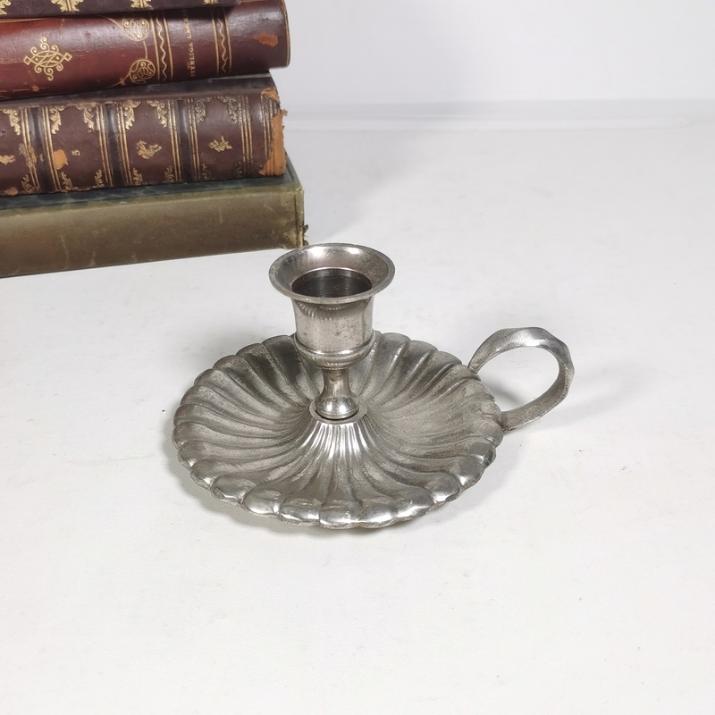 Western Antique Items, British Silver-Plated Handheld Candlesticks, European-Style Bedroom Lighting Fixtures, Desktop Decorations, Photography Props Western Antique Items, British Silver-Plated Handheld Candlesticks, European-Style Bedroom Lighting Fixtures, Desktop Decorations, Photography Props