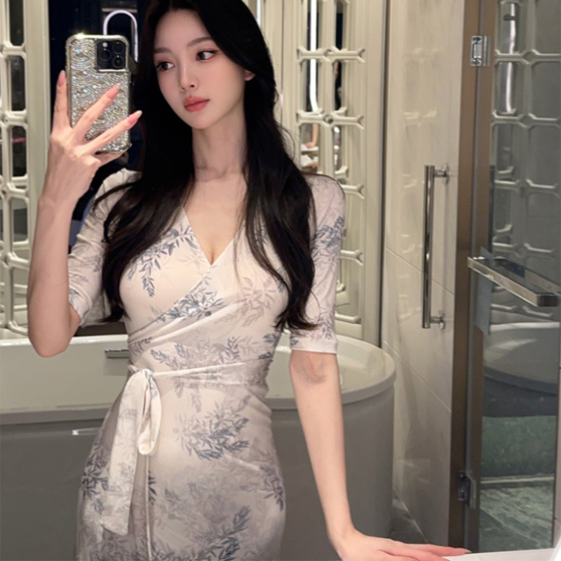 New Chinese-Style Elegant Blue Printed Dress with V-Neck, Tie-Up, One-Piece, Stretchy, Slim-Fitting, Seaside Vacation Long Dress for Women
