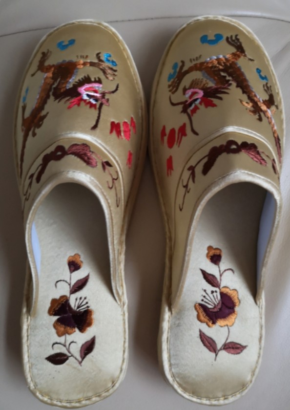 Qingyang tinh khiết thêu tay nhiều lớp satin satin và phượng thêu dép cưới quà tặng giày những người yêu thích giày vành đai hộp - Dép dép nữ gucci