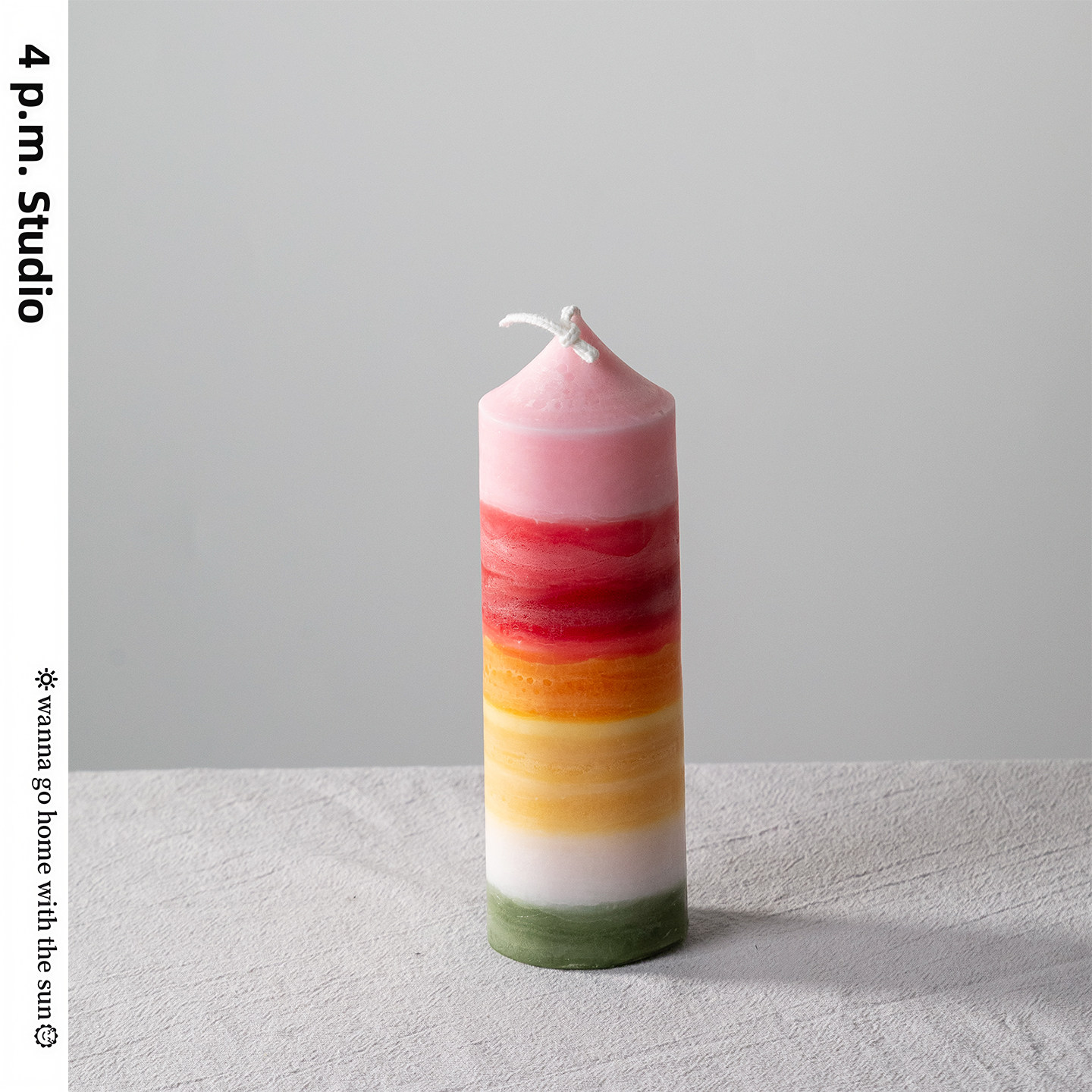 Artificial rainbows gradually turn around to cylindrical candles, with a romantic atmosphere of palm wax and a decorative companion gift.