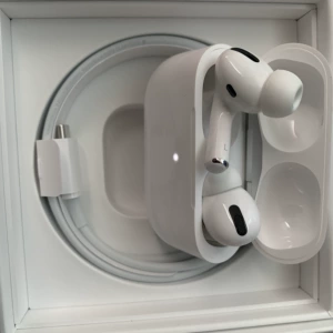 苹果 AirPods Pro3/2 дополнена Bluetooth-гарнитурой 4-го поколения с шумоподавлением (L/R), один оригинальный зарядный блок USB-C.