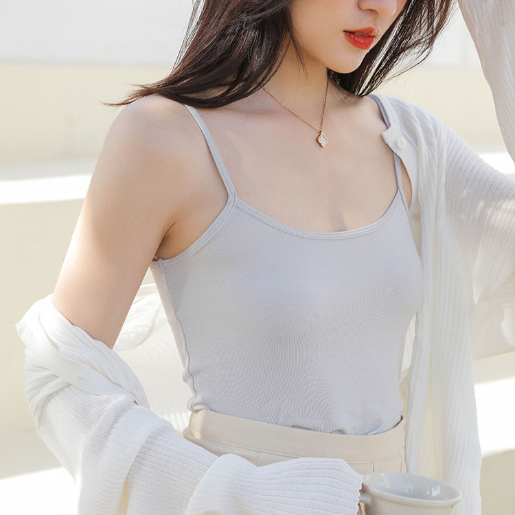 Put a brat on the bottom of the sling, wear a thin summer inside with a fine clothes and a cracked shade of the bottom of the chest