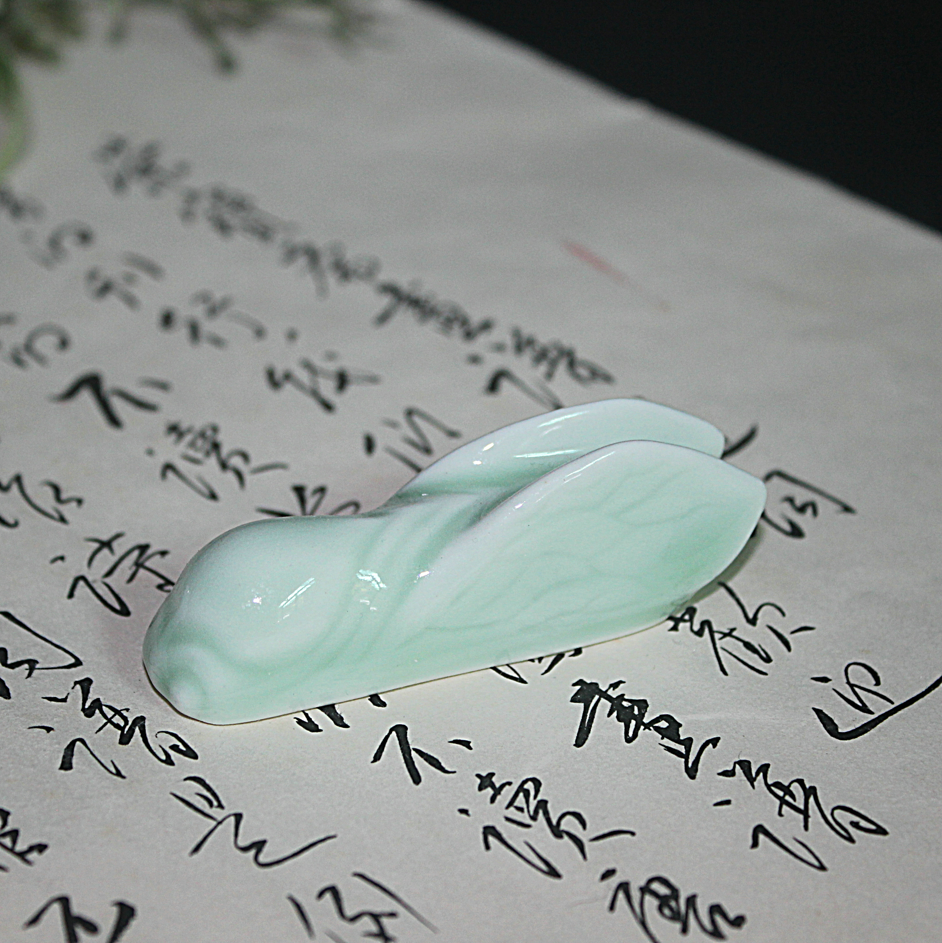 Porcelain pen resting on tea pet piece, I know a blockbuster pen resting on Jingdezhen ceramic Ruyi pen holder
