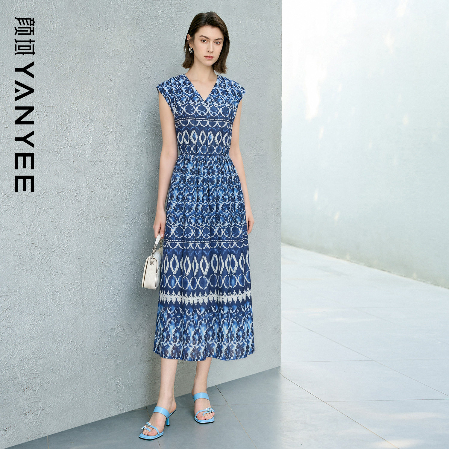 ヤン・ユー Vネック花柄ドレス、2026年夏新作、フレンチレトロ、ウエスト引き締め、スリム効果、膝丈、優雅なスタイルのロングドレス