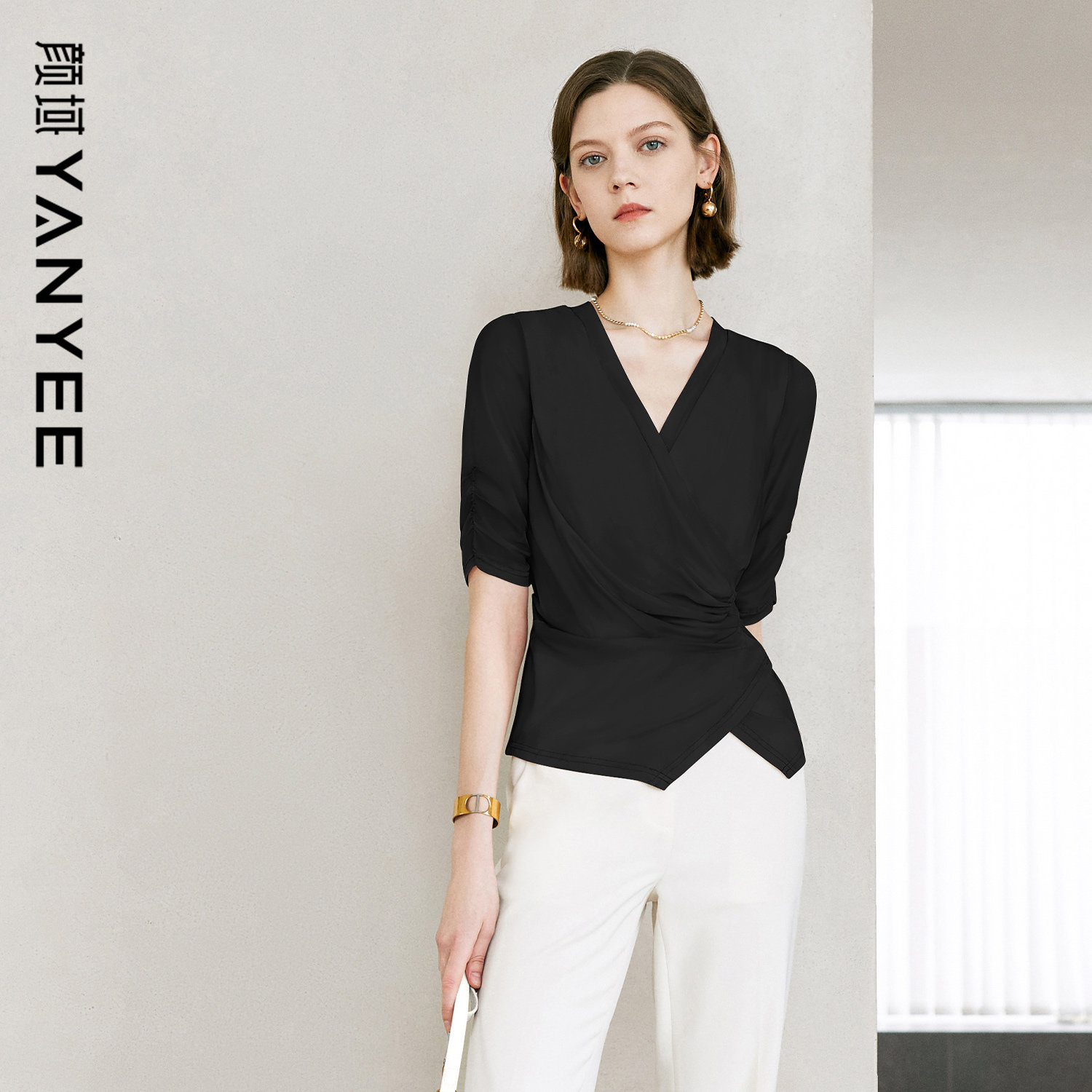Yan Yu ブラック スリムウエストシャツ レディース 2025年秋新作 ファッションブラウス シンプル 半袖 Vネック トップス