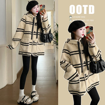 Maternity wear autumn and winter 2023 new winter suit fashionable and thickened lamb wool coat top two-piece set