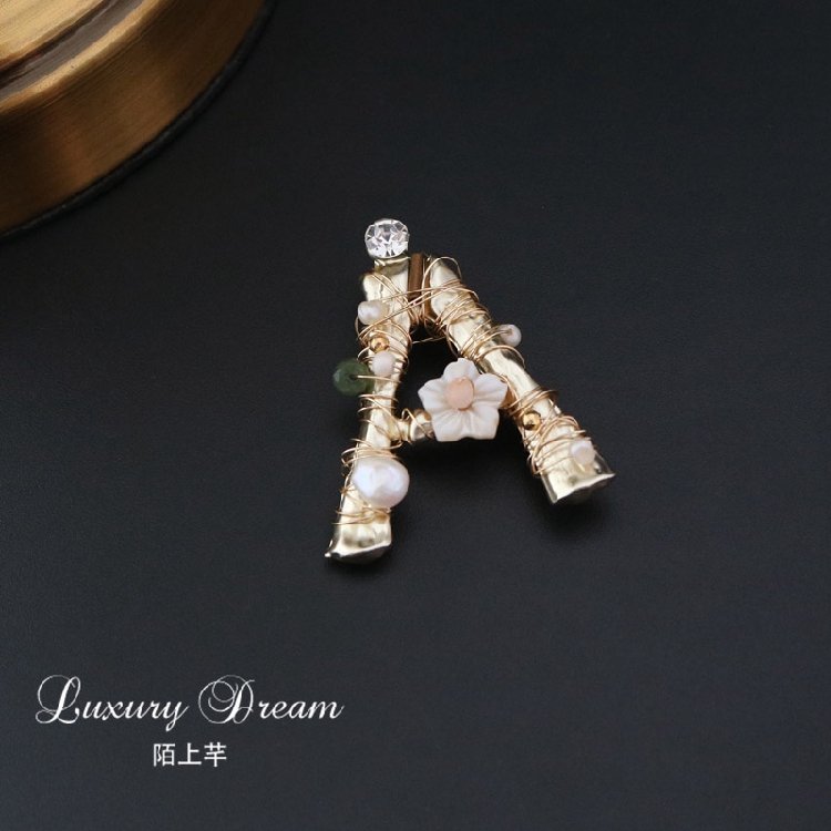 陌上 trâm cài phụ kiện nữ cá tính khí phong cách baroque chữ nhỏ pin cố định quần áo boutonniere logo cài áo