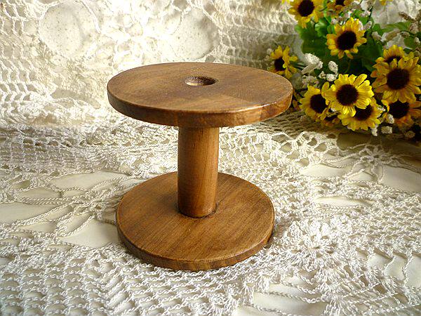 (Wooden Gallery) Large logs are inlaid with staining for old reels