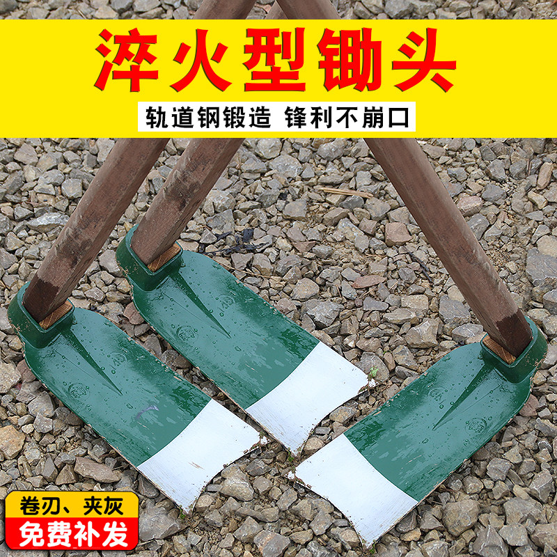 Hoe digging soil to open up the land Hoe loose soil to grow vegetables Rural old-fashioned hoe field weeding tool to dig up bamboo shoots hoe