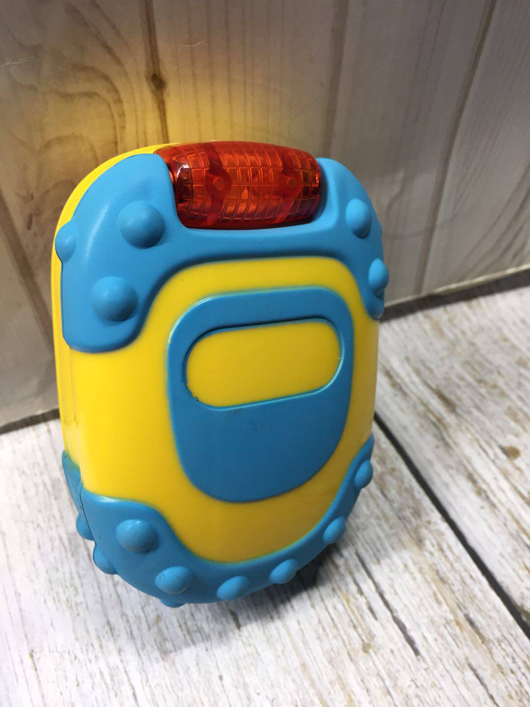 The surface is relatively sticky. When the gift comes out, it is not branded. The sound of the small Tektronix mobile phone music baby mobile phone is relatively small.