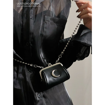 Uustudio Niche Design Bag for Women, Chain Trendy Sweet Cool Girl Crescent-Shaped Mini Earphone Lipstick Bag