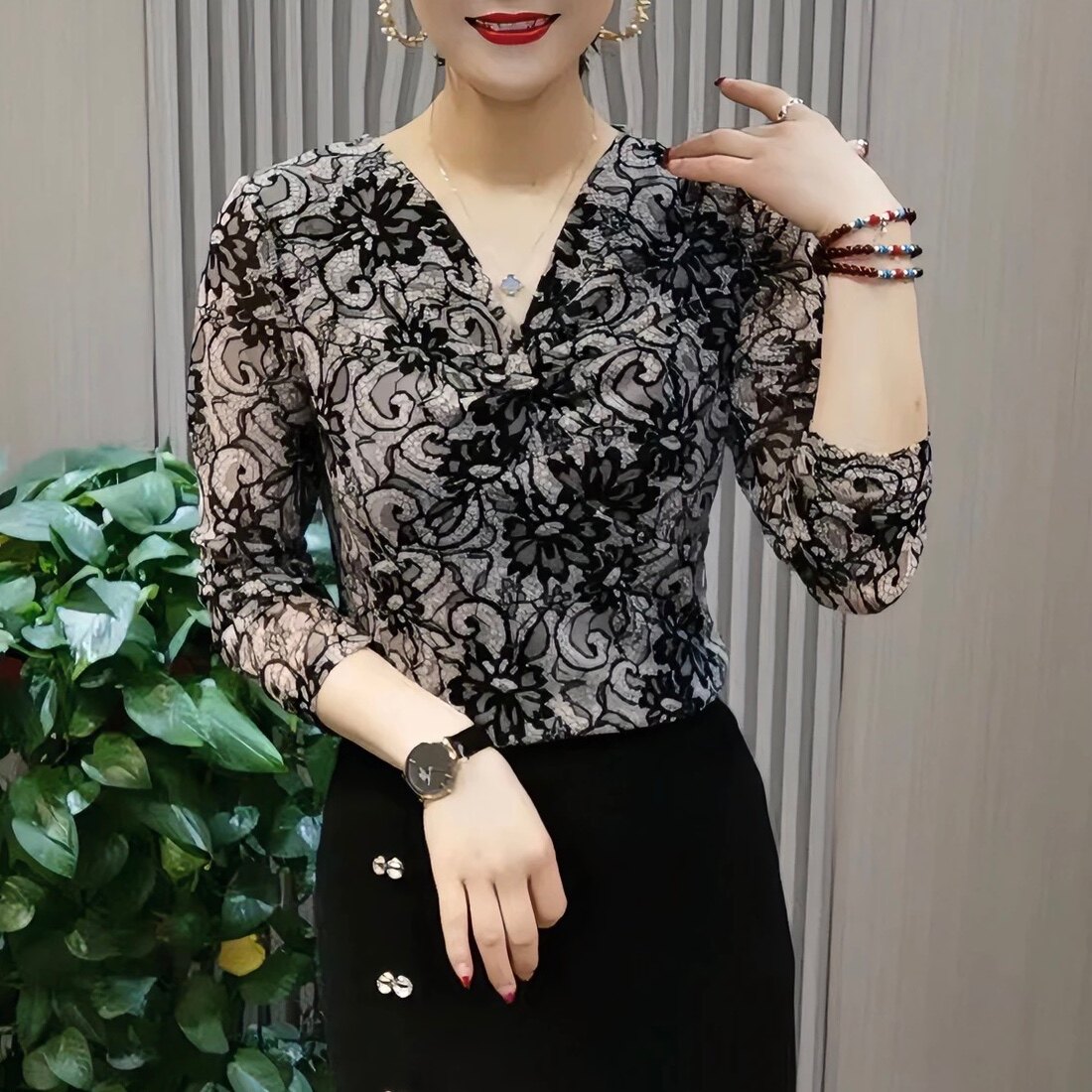 2026春装新款时尚洋气V领气质显瘦长袖百搭小衫打底衫女