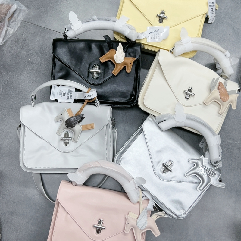 Special Offer, Le Huaxishi, Messenger Bag, Length 26cm, Height 19cm, Thickness 8cm Cm, Includes Small Horse Pendant, Clearance Item Special Offer, Le Huaxishi, Messenger Bag, Length 26cm, Height 19cm, Thickness 8cm Cm, Includes Small Horse Pendant, Clearance Item