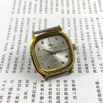 Inventaire dorigine usine horlogère du Liaoning marque Chunlan boîtier carré jaune surface argentée montre mécanique manuelle dun diamètre de 32 mm