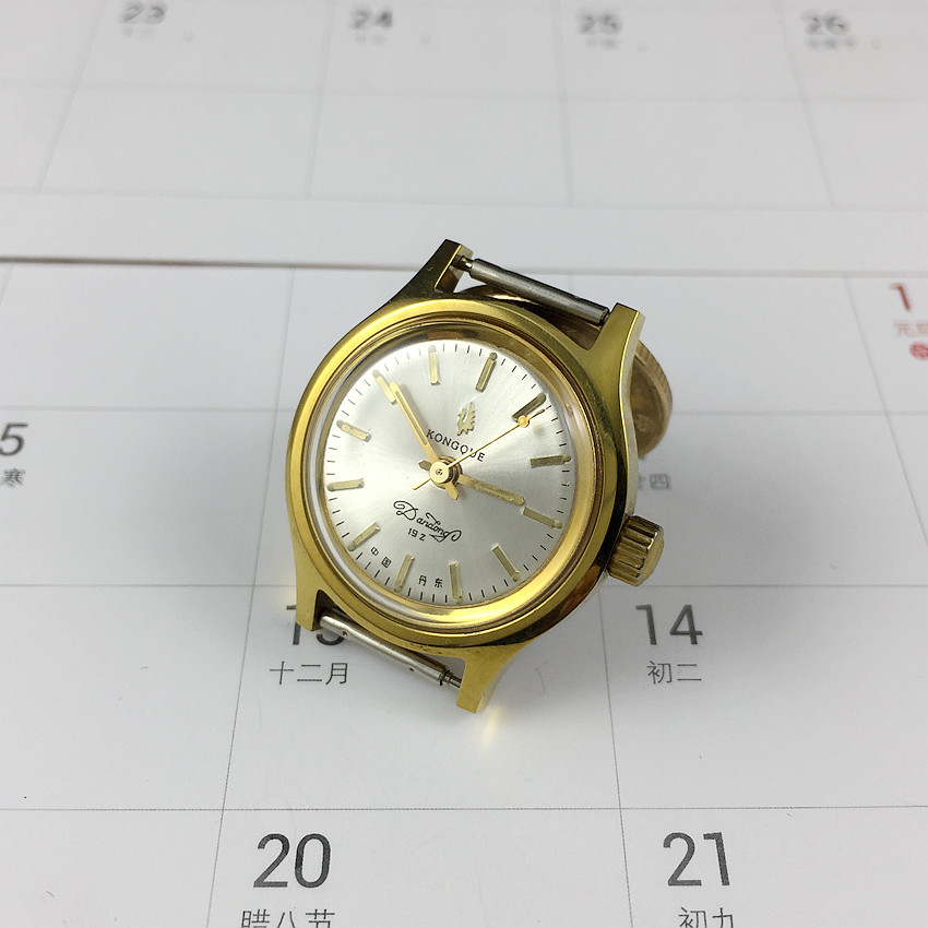 Original clothing stock peacock yellow shell silver face Manual mechanical women's meter diameter 27 mm meter with one strip
