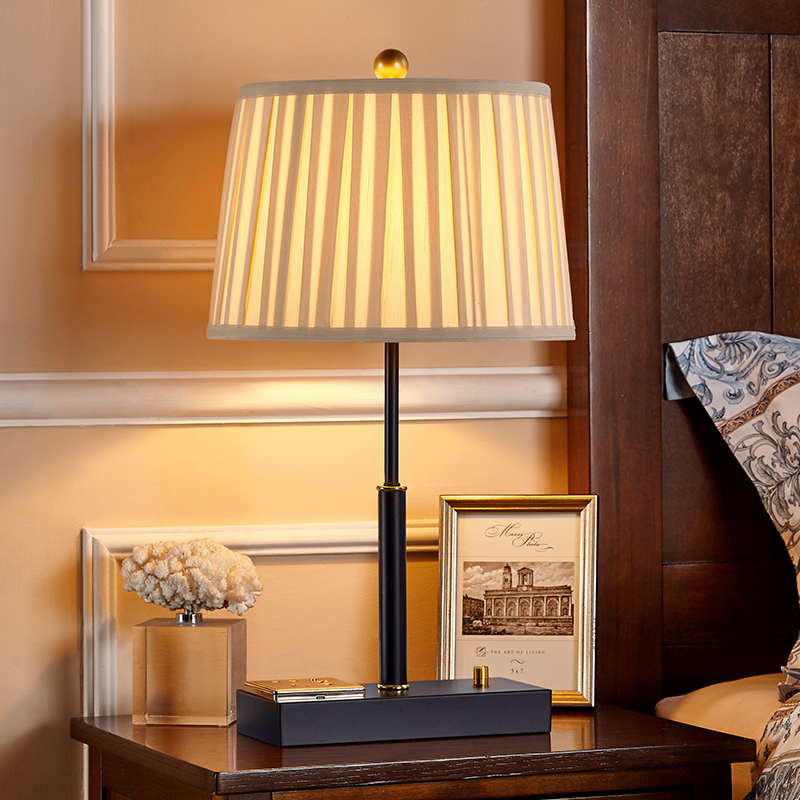 Bedside Table Lamp Bedroom Creative American Style Living Room Simple Modern Scandinavian USB Socket Charging Dimming Decorative Table Lamp
