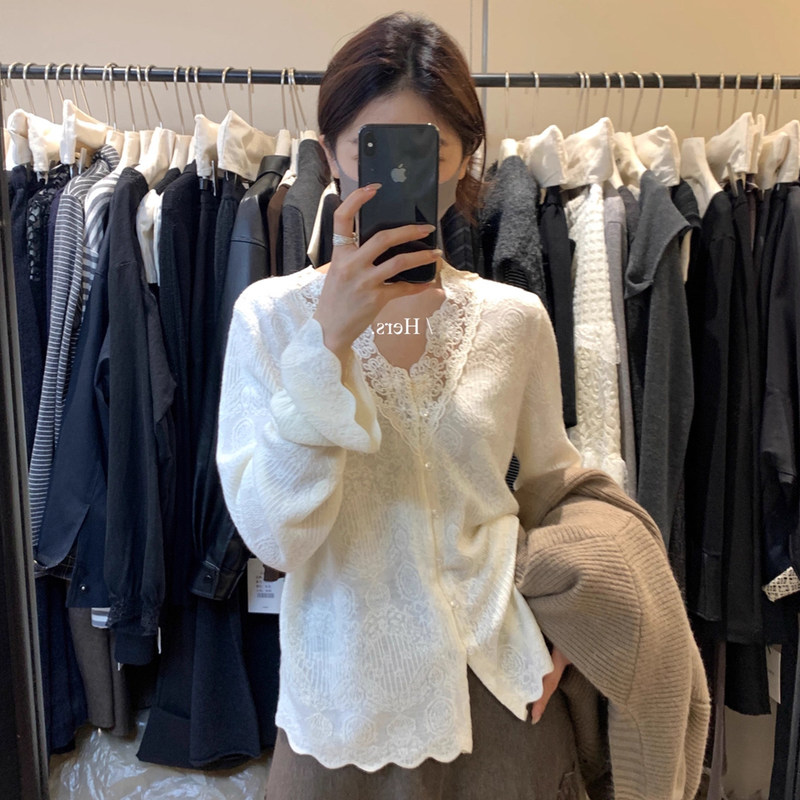 French-Style Heavy Lace V-Neck Long-Sleeve Lace Shirt for Women, New Autumn and Winter Slim-Fit Single-Breasted Loose Inner Top Trendy French-Style Heavy Lace V-Neck Long-Sleeve Lace Shirt for Women, New Autumn and Winter Slim-Fit Single-Breasted Loose Inner Top Trendy