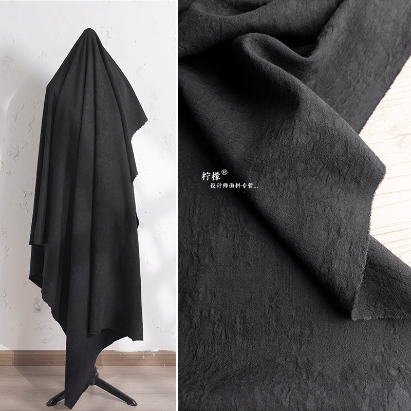 黒のダメージ加工を施したコットンリネンジャカード生地、ウォッシュ加工のシルエットが特徴的なテクスチャードスーツジャケット、デザイナーズファブリック。