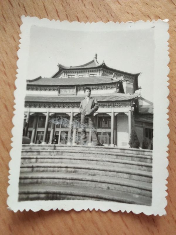 Photo taken in front of the exterior of Zhongshan Memorial Hall in Guangzhou in the 1950s 42*59mm YY 1415