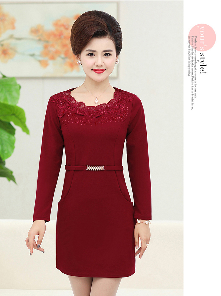 Váy cho phụ nữ trung niên mùa xuân và mùa thu trung niên kích thước lớn dài tay váy đáy váy mẹ cộng với phần dài nhung áo phao trung niên