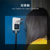 Наружная низкая температура ниже нулевого зимнего инфракрасного термометра не -контактная стена люди используют термометр для горячего пистолета для торговых центров