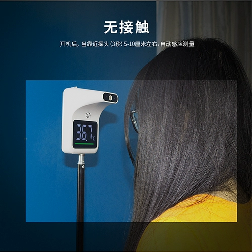 Наружная низкая температура ниже нулевого зимнего инфракрасного термометра не -контактная стена люди используют термометр для горячего пистолета для торговых центров