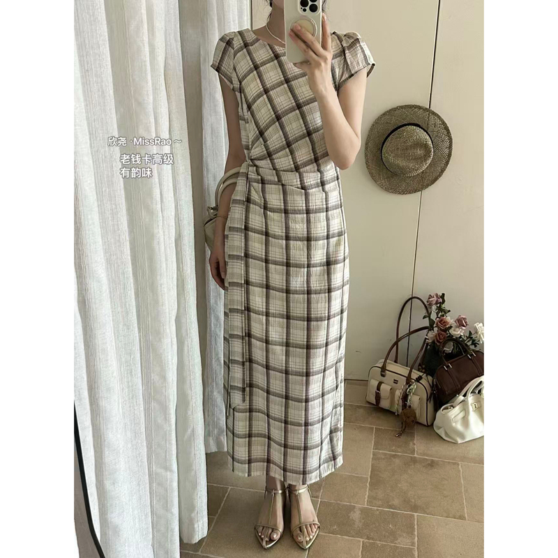 Missrao Xinyao Aot Retro Hong Kong Style Plaid Dress for Women, Summer Sleeveless, Waist-Cinching, Elegant Mid-Length Dress Missrao Xinyao Aot Retro Hong Kong Style Plaid Dress for Women, Summer Sleeveless, Waist-Cinching, Elegant Mid-Length Dress