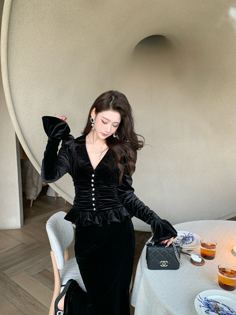 Hollinna Ruffled V-Neck Velvet Short Jacket for Women, Autumn/Winter 2025 New Style, Waist-Cinching Slimming Design Top
