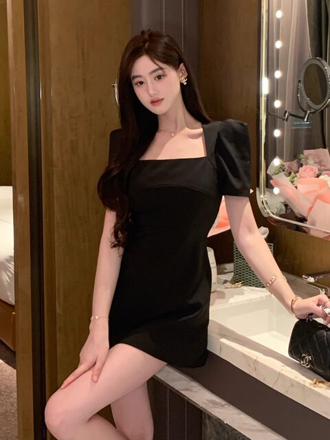 Hollin Square Neck Short-Sleeved Black Dress Women's Summer 2025 New Waist Slimming Look Niche Design Short Skirt