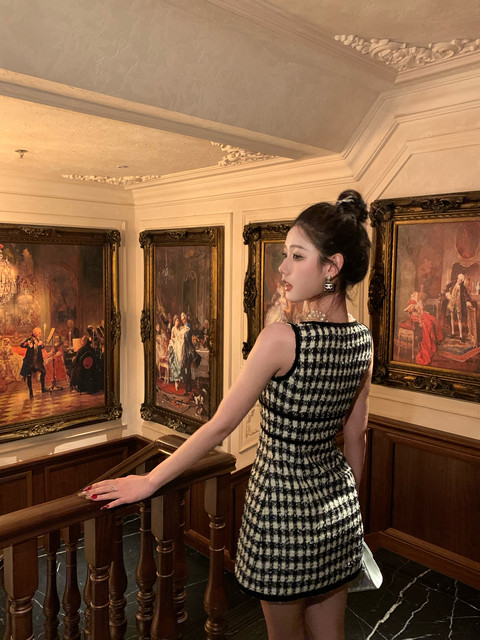 Hollin Grid U-Neck Chanel-Style Spaghetti Strap Dress for Women, Spring and Autumn, High-End Waist-Cinching Slimming Base Dress