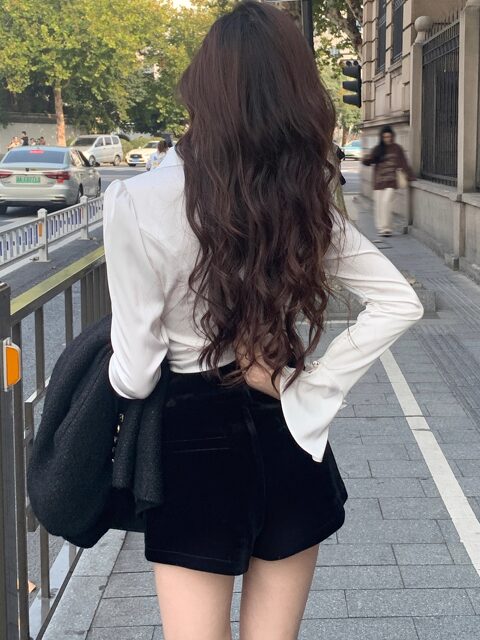 Hollinna High-Waisted Velvet Shorts for Women, Spring and Autumn 2025 New Style, Straight-Leg, Slimming, Trendy, Winter Black, High-End, Versatile